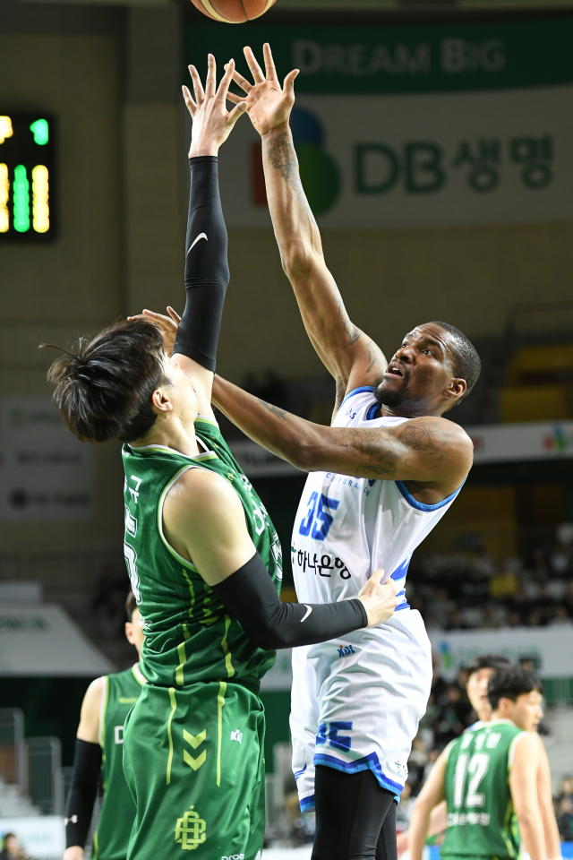 대구 한국가스공사 페가수스의 듀반 맥스웰이 31일 원주종합체육관에서 열린 2023-2024 KBL 최종전에 출전해 원주 DB 프로미 김종규를 앞에 두고 슛을 시도하고 있다. KBL 제공