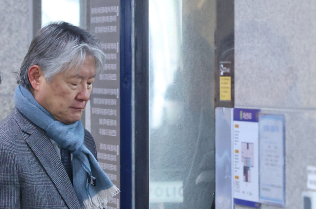 노환규 전 대한의사협회 회장이 9일 오전 전공의 집단 사직 공모 의혹과 관련해 경찰 조사를 받기 위해 서울 마포구 서울경찰청 공공범죄수사대로 출석하고 있다. 연합뉴스