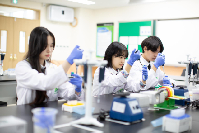 경북 영천에 있는 경북바이오마스터고등학교 학생들이 실습실에서 시료제조와 기기분석 수업을 진행하고 있다. 경북교육청 제공