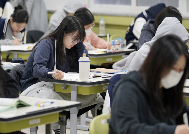 2024학년도 전국 연합학력평가가 치러진 지난달 28일 오전 대구 수성구 대구여자고등학교 3학년 교실에서 수험생이 시험을 준비하고 있다. 김영진 기자 kyjmaeil@imaeil.com