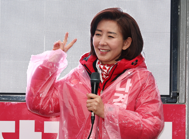 제22대 국회의원선거 서울 동작구을에 출마한 국민의힘 나경원 후보가 29일 오전 서울 동작구 성대시장에서 지지를 호소하고 있다. 연합뉴스