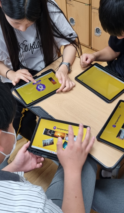 경북지역 학생들이 학교에 보급된 태블릿PC 등을 활용해 AI 기반의 새로워진 영어수업을 받고 있다. 경북교육청은 온라인상의 가상공간을 활용한 메타버스 영어교실 등을 운영해 큰 호응을 얻고 있다. 경북교육청 제공