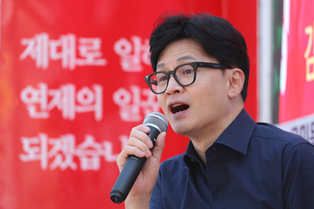 국민의힘 한동훈 비상대책위원장 겸 총괄 선거대책위원장이 1일 부산 연제구 연산역 앞에서 김희정(부산 연제구) 후보의 지지를 호소하고 있다. 연합뉴스
