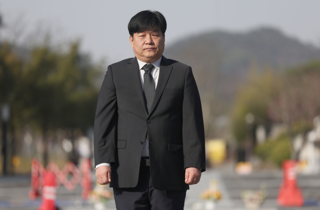 더불어민주당 양문석 경기 안산갑 후보가 18일 오전 경남 김해시 진영읍 봉하마을 노무현 전 대통령 묘역을 참배하고 있다. 양 후보는 2008년 