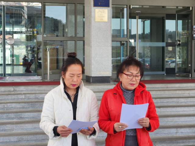 경북 구미의 한 회사와 급식위탁계약을 맺은 한 업체가 지난 1일 구미시청에서 기자회견을 통해 