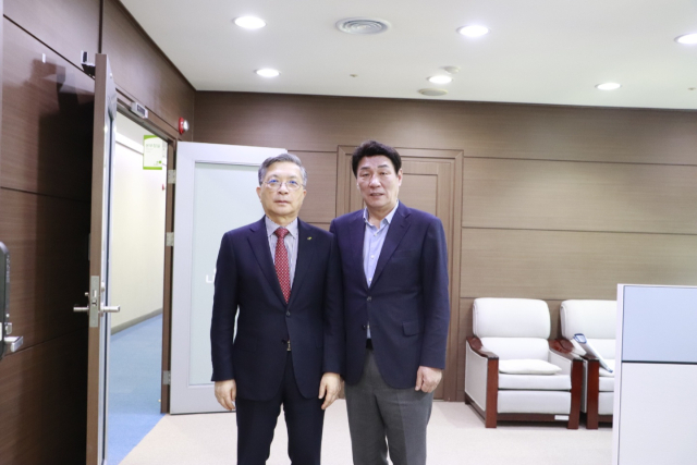 강대식 4·10 총선 후보(대구 동구군위을·국민의힘)가 1일 한국토지주택공사(LH) 대구경북본부에서 LH 이한준 사장을 만나 대구경북(TK)신공항의 적기 개항과 후적지의 성공적 개발에 대한 공감대를 형성하는 등 심도있는 대화를 나눴다. 강대식 선거사무소 제공