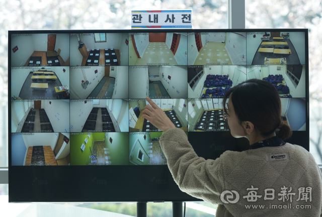 4.10총선부터 사전투표함에 보관에 대한 불신을 해소하기 위해 보관 장소의 CCTV 화면이 각 시도 선관위 청사에 설치된 대형 모니터를 통해 24간 공개된다. 1일 대구시 선거관리위원회 1층에 설치된 CCTV 영상 송출 모니터를 직원이 점검하고 있다. 안성완 기자 asw0727@imaeil.com