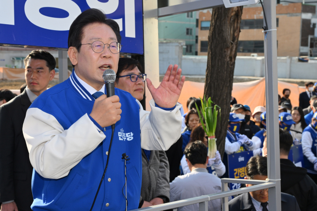 더불어민주당 이재명 대표가 1일 인천 미추홀구 용현시장 앞에서 남영희 후보 지원유세를 하고 있다. 연합뉴스