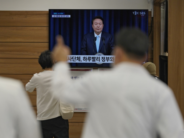 1일 대구 시내의 한 상급종합병원에서 윤석열 대통령의 의료 개혁 관련 대국민 담화 발표가 진행되고 있는 가운데 의료진들이 발걸음을 옮기고 있다. 김영진 기자 kyjmaeil@imaeil.com
