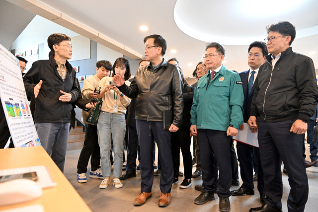 최상목 경제부총리 겸 기획재정부 장관이 대구 군위군 소보면 농촌진흥청 사과연구센터를 방문, 현황을 보고 빋고 있다. 군위군 제공