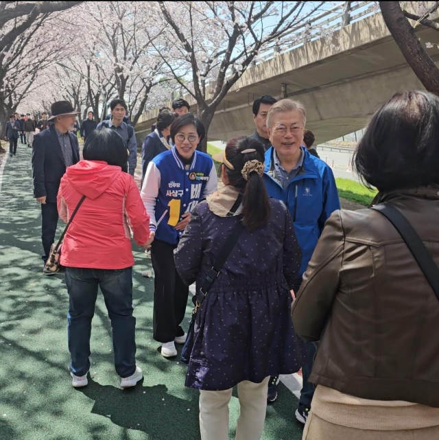 1일 더불어민주당 배재정 후보를 격려하기 위해 부산 사상구를 깜짝 방문한 문재인 전 대통령이 배 후보와 괘법동에 있는 낙동강 벚꽃길에서 시민들과 인사를 나누고 있다. 연합뉴스