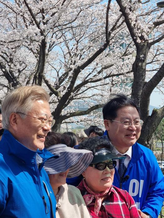 문재인 전 대통령(왼쪽)이 경남 양산갑에 출마한 이재영 더불어민주당 후보를 지원하기 위해 1일 양산 황산공원을 찾았다. 이재영 후보 페이스북 갈무리