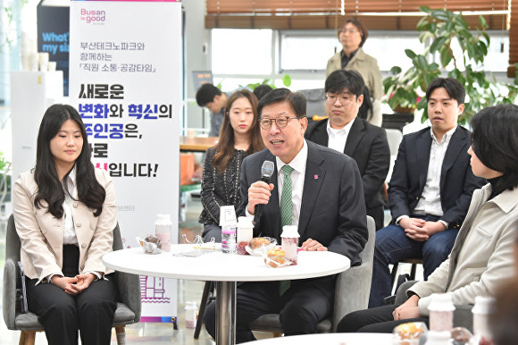 박형준 부산시장(가운데)과 부산테크노파크 소속 직원이 지난 1일 오후 첨단신발융합허브센터에서 신산업 육성 방안을 논의하고 있다. [사진=부산시]