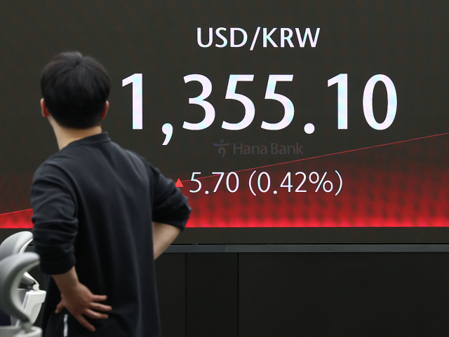 코스피가 전날보다 3.71p(0.14%) 내린 2,744.15로 시작한 2일 오전 서울 중구 하나은행 본점 딜링룸에서 딜러가 업무를 보고 있다. 이날 원/달러 환율은 5.3원 오른 1,354.7원으로, 코스닥은 0.38p(0.04%) 내린 912.07로 개장했다. 연합뉴스