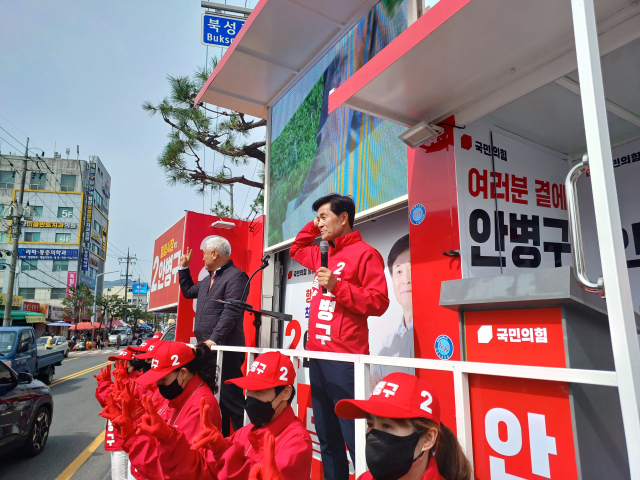 내이동에서 지지를 호소하고 있는 안병구 밀양시장보궐선거 후보. 안병구 시장 후보 선거사무실 제공