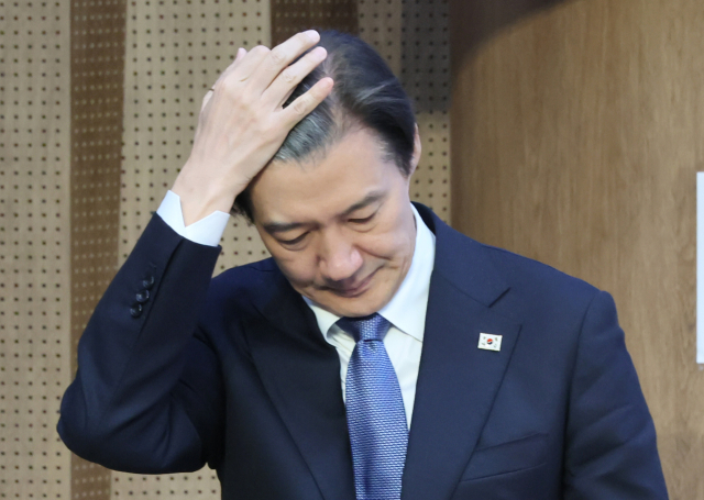 조국혁신당 조국 대표가 2일 국회 소통관에서 비례대표 선거운동 제한 위헌법령 헌법소원 청구와 관련한 기자회견을 하기 전 머리를 쓸어 올리고 있다. 연합뉴스