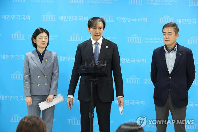 조국 조국혁신당 대표가 2일 국회 소통관에서 비례대표 선거운동 제한 위헌법령 헌법소원 청구와 관련한 기자회견을 한 뒤 취재진 질문에 답하고 있다. 연합뉴스