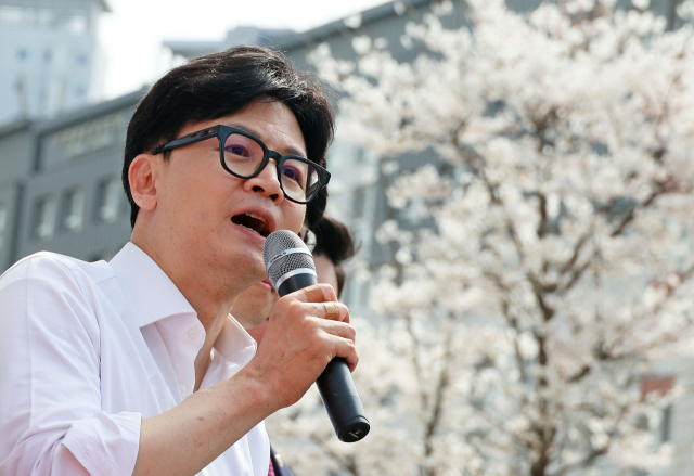 국민의힘 한동훈 비상대책위원장 겸 총괄 선거대책위원장이 2일 세종시 한누리대로 일대에서 류제화(세종시갑) 후보, 이준배(세종시을) 후보의 지지를 호소하고 있다. 연합뉴스