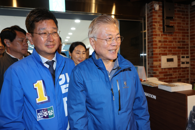문재인 전 대통령이 2일 오전 울산 동구에 위치한 보성학교 전시관을 찾아 김태선 더불어민주당 후보와 함께 해설사의 설명을 듣고 있다. 연합뉴스