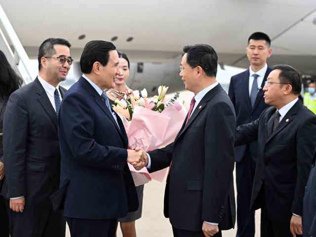 마잉주 전 대만 총통이 1일 중국 광둥성 선전에 도착해 중국 측 인사의 환영을 받고 있다. 마 전 총통은 11일간의 방중 기간에 시진핑 중국 국가주석을 만날 것으로 알려졌다. 연합뉴스