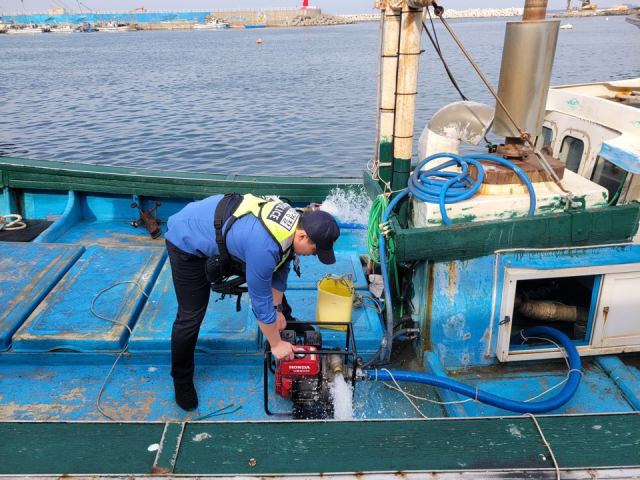2일 오후 포항시 남구 호미곶 앞바다에서 좌초된 어선을 해경이 구조하고 있다. 포항해양경찰서 제공.
