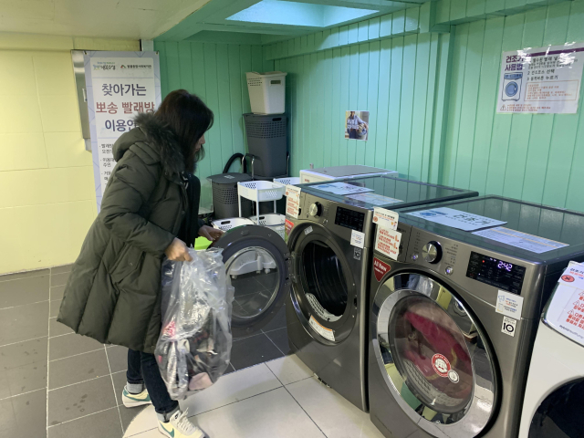 대구 수성구(구청장 김대권)는 취약계층 상시 지원체계 마련을 위해 거동이 불편한 노인과 장애인, 지역주민에게 세탁 서비스를 제공하는 