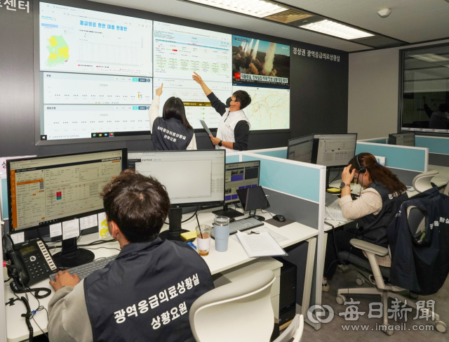 2일 대구 중구 경상권 광역응급의료상황실에서 상황의사와 상황요원이 지역 응급 의료 상황을 살피고 있다. 보건복지부는 1일부터 비상 진료 상황에 대응하기 위해 긴급 대응 상황실을 4개 권역별 광역 상황실(수도권, 충청권, 전라권, 경상권)로 전환해 운영을 시작했다. 안성완 기자 asw0727@imaeil.com
