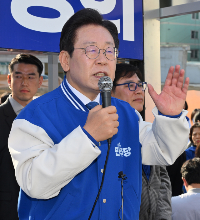 더불어민주당 이재명 대표가 지난 1일 인천 미추홀구 용현시장 앞에서 남영희 후보 지원유세를 하고 있다. 연합뉴스