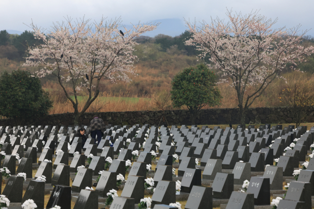 제76주년 제주4·3희생자추념일인 3일 오전 제주시 봉개동 4·3평화공원 내 행방불명인 표석을 찾은 유족이 희생자의 넋을 기리고 있다. 연합뉴스