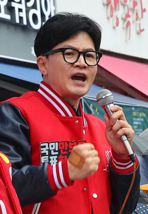 국민의힘 한동훈 비상대책위원장 겸 총괄 선거대책위원장이 3일 제천중앙시장에서 엄태영(충북 제천시단양군) 후보의 지지를 호소하고 있다. 연합뉴스