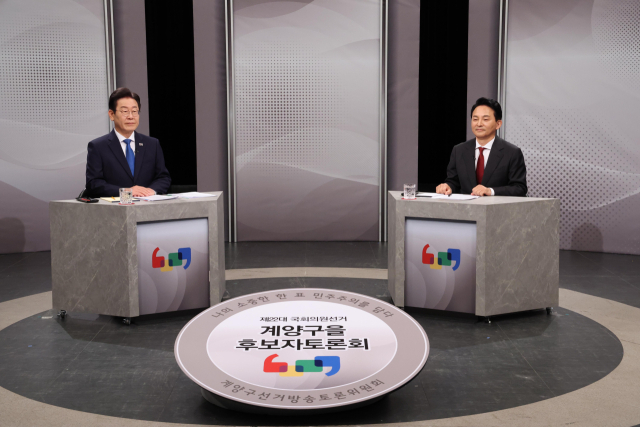 제22대 총선 인천 계양을에 출마한 더불어민주당 이재명, 국민의힘 원희룡 후보가 1일 오후 경기 부천시 OBS 경인TV에서 후보자 토론회를 준비하고 있다. 연합뉴스