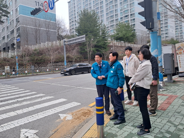 정종복 기장군수가 관내 교차로 사망사고 발생구역을 점검하고 있다. [사진=기장군]
