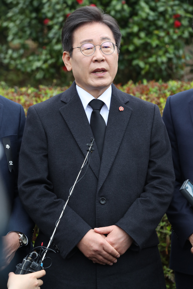 3일 오전 제주시 봉개동 4·3평화공원에서 열린 제76주년 제주4·3희생자추념식 직후 더불어민주당 이재명 대표가 제주도 지역구 국회의원 후보들과 함께 기자회견을 하고 있다. 연합뉴스