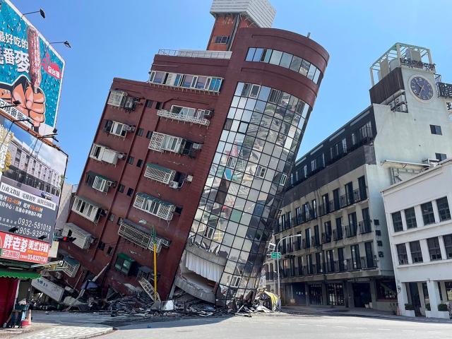 지난 3일 대만 동부를 강타한 규모 7.4 강진으로 화롄 지역 건물이 심하게 기울어 있다. 연합뉴스