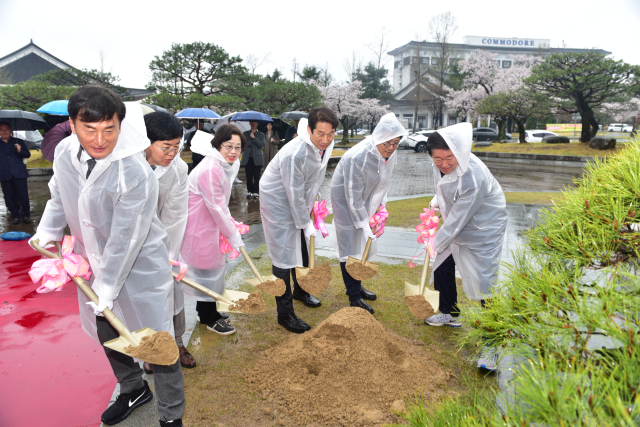 김남일(오른쪽 세 번째) 경북문화관광공사 사장 임직원, 김성학(오른쪽 두 번째) 경주시 부시장, 보문관광단지 입주업체 관계자 등이 기념식수를 하고 있다. 경북문화관광공사 제공