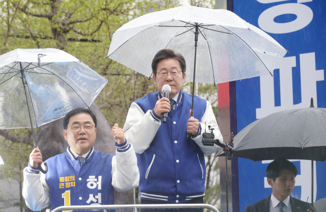 더불어민주당 이재명 대표가 3일 창원 성산구를 방문, 허성무 후보 지지 유세를 하고 있다. 연합뉴스