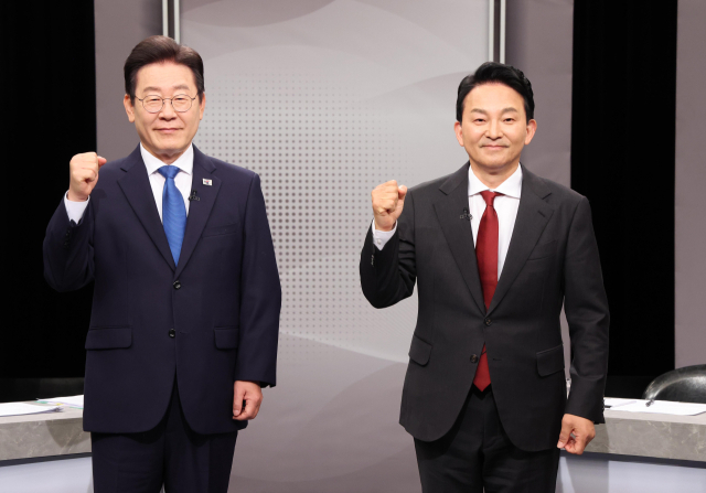 제22대 총선 인천 계양을에 출마한 더불어민주당 이재명, 국민의힘 원희룡 후보가 1일 오후 경기 부천시 OBS 경인TV에서 열린 후보자 토론회에서 포즈를 취하고 있다. 연합뉴스