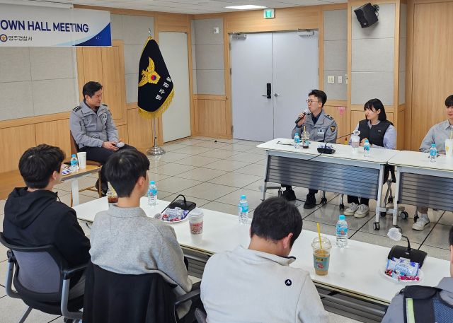 민문기 영주경찰서장이 청년경찰들과 타운홀 미팅을 진행하고 있다. 영주서 제공