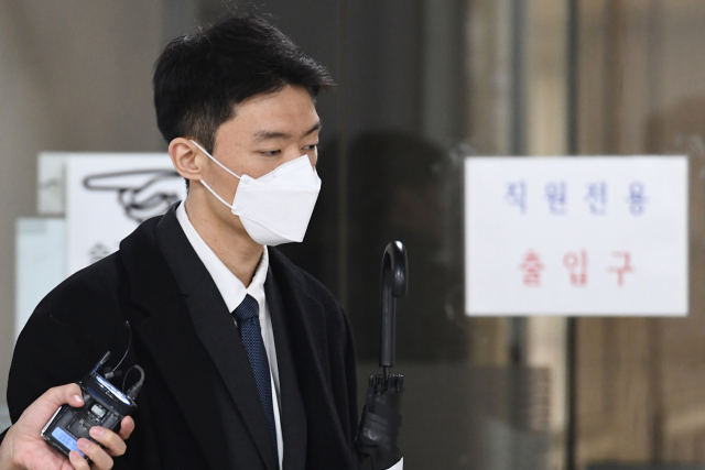 마약 투약 혐의로 2심에서 징역 2년6개월에 집행유예 4년을 선고받은 전두환 전 대통령의 손자 전우원 씨가 3일 오후 서울 서초구 서울고등법원에서 열린 선고 공판을 마친 뒤 법정을 나서고 있다. 연합뉴스