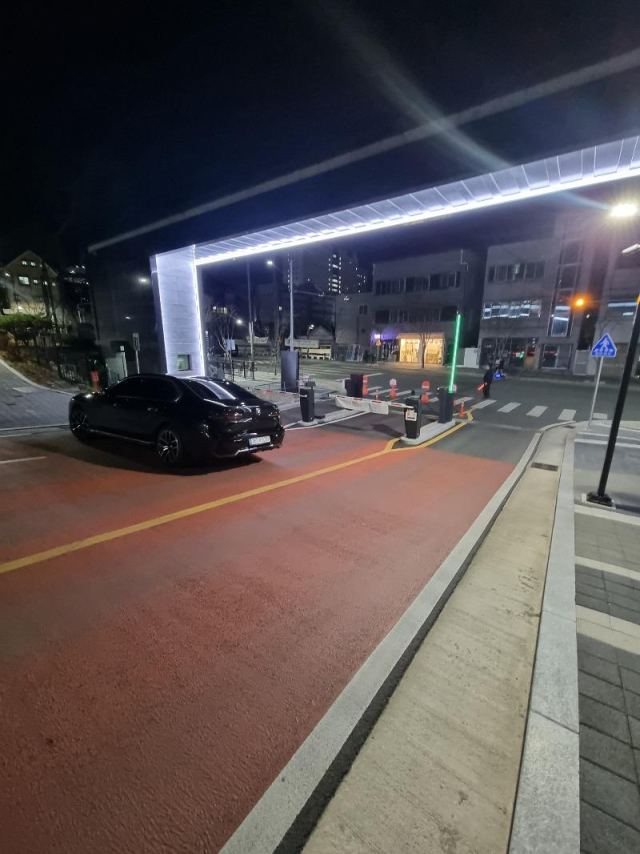 1일 저녁 남구 대명동의 한 아파트 정문을 가로막은 차량을 찍은 사진. 보배드림 캡처