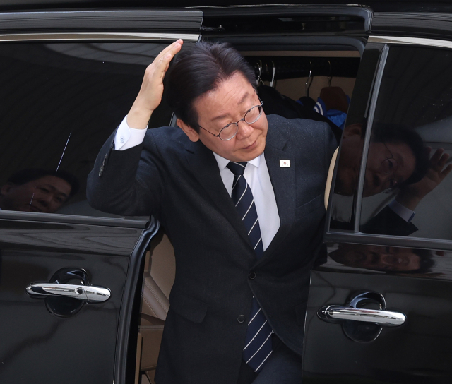 더불어민주당 이재명 대표가 2일 오전 서울 서초구 서울중앙지법에서 열린 '대장동 배임·성남FC 뇌물' 관련 1심 속행 공판에 출석, 차에서 내리고 있다. 연합뉴스