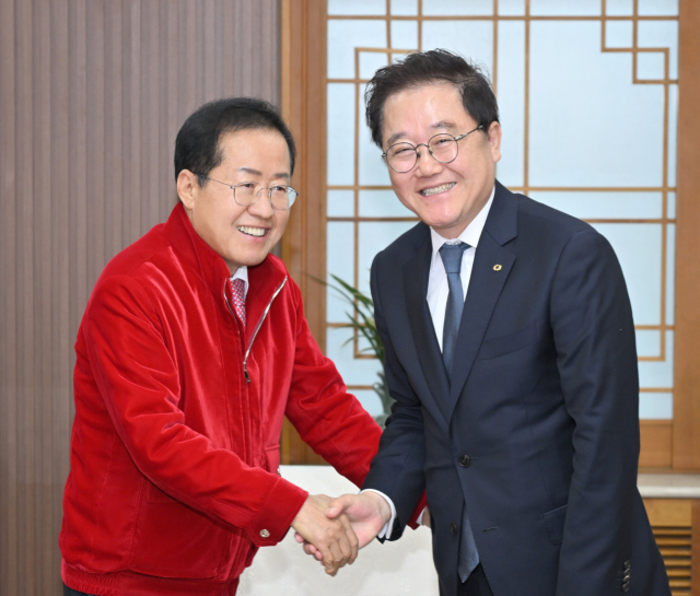 3일 오후 대구시청 산격청사. 홍준표(왼쪽) 대구시장과 강석훈 산업은행 회장이 인사를 나누고 있다. 대구시제공