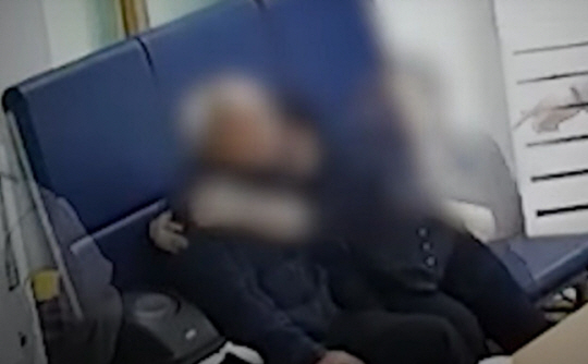 보이스피싱 피해를 입을뻔한 노인과 딸. 서울경찰 유튜브