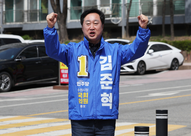 제22대 국회의원선거 수원정에 출마한 더불어민주당 김준혁 후보가 2일 오후 경기도 수원시 영통구의 한 아파트 단지에서 시민들과 인사하고 있다. 연합뉴스