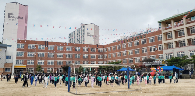 안동강남초등학교가 학교와 지역사회 공생에 나선다. 안동시가 교육부 공모사업을 통해 운동장 지하에 주차장을 조성하고, 지상에는 각종 교육시설을 확충하는 사업을 추진한다. 안동강남초 전경. 경북교육청 제공