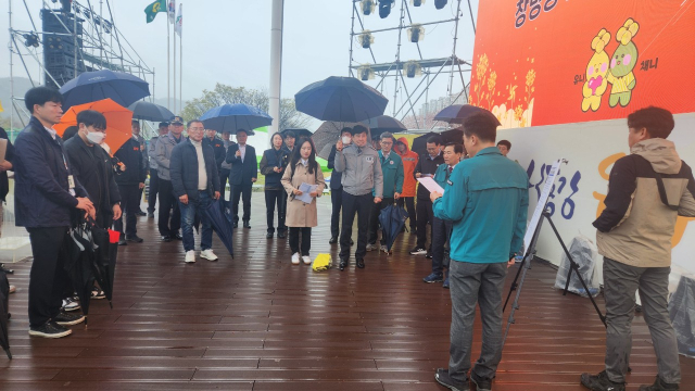 창녕경찰서 관계자들이 3일 유관기관 합동으로 남지유채축제 현장에서 사전 안전점검을 하고 있다. 창녕경찰서 제공