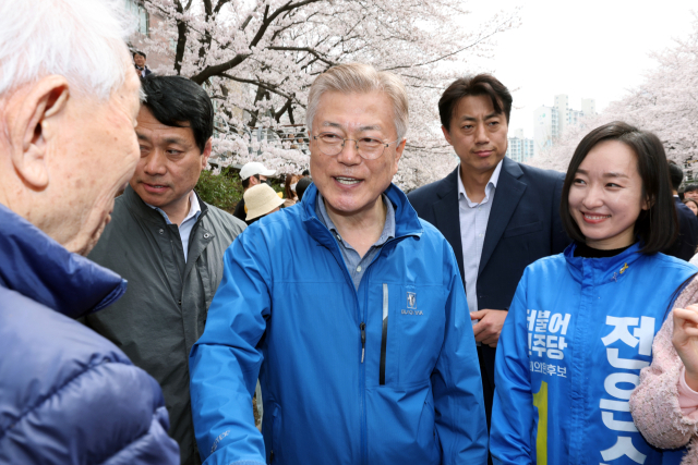 문재인 전 대통령이 2일 오후 울산 남구 삼호동 궁거랑길을 찾아 더불어민주당 남구 출마자 전은수 후보와 함께 시민에게 인사하고 있다. 연합뉴스