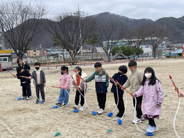 영양중앙초등학교 학생들이 4일 교내 과학 탐구 대회의 일환으로 에어로켓 날리기를 하고 있다. 영양교육지원청 제공