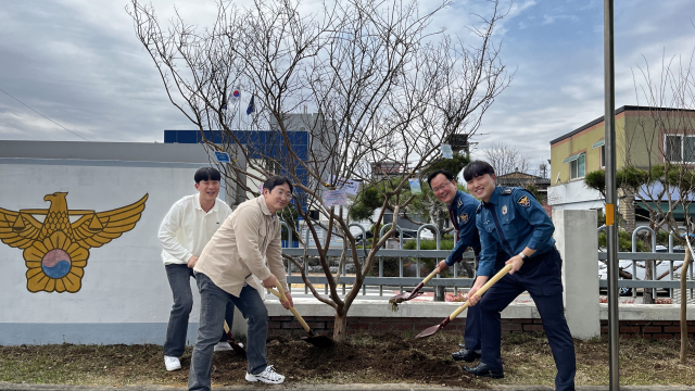 임상우 대구 군위경찰서장과 직원들이 첨렴 실천 의지를 다지기 위해 청내에 청렴이 꽃피는 나무