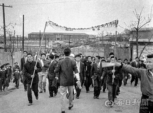 1960년 4월 19일 오후 3시 경북대생 2천여 명이 4·11 마산 사건에 항의하며 김주열 군 모의 유해를 선두로 캠퍼스를 출발, 데모에 나서고 있다. 사진=매일아카이빙센터
